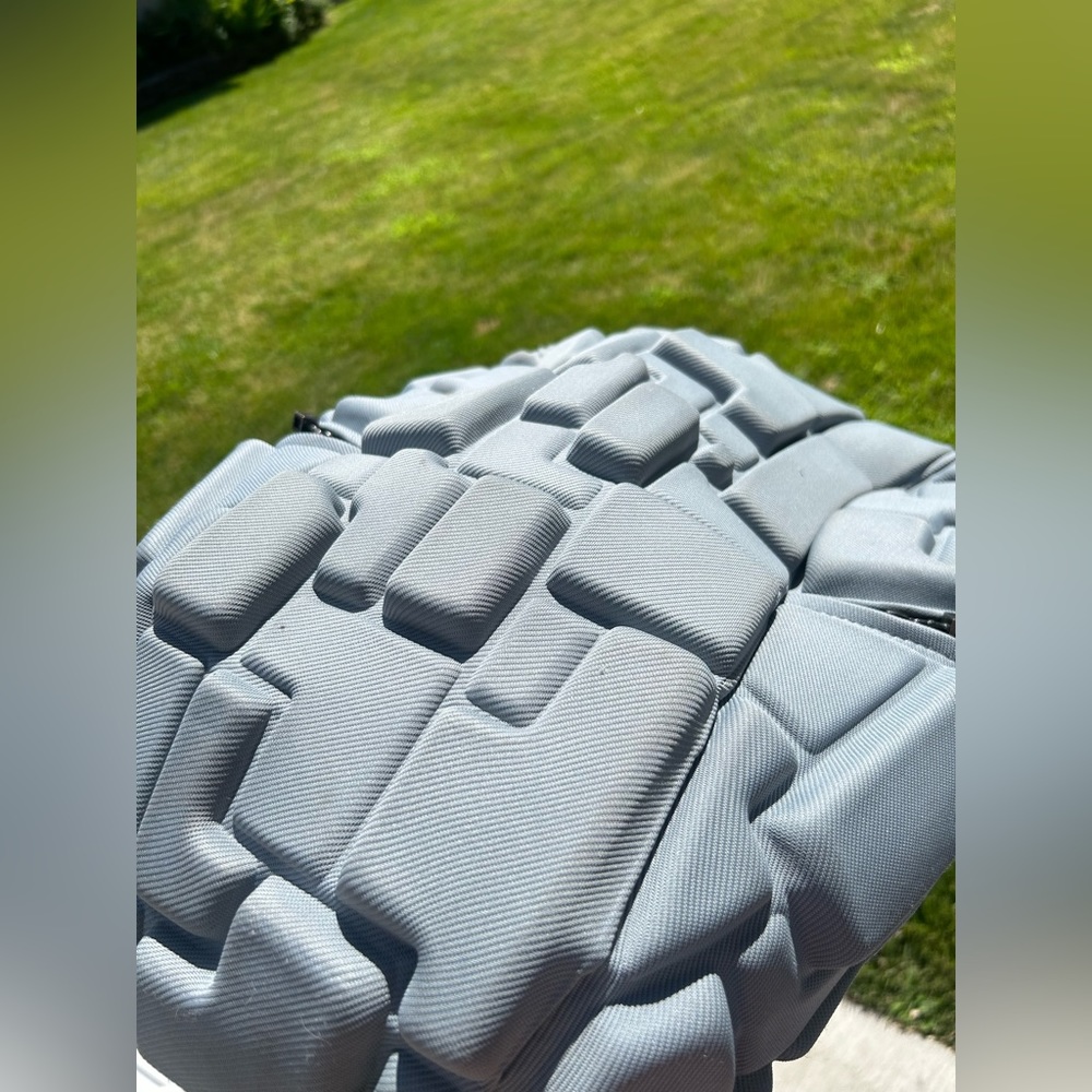 Gray 3D backpack - Picture 2 of 3